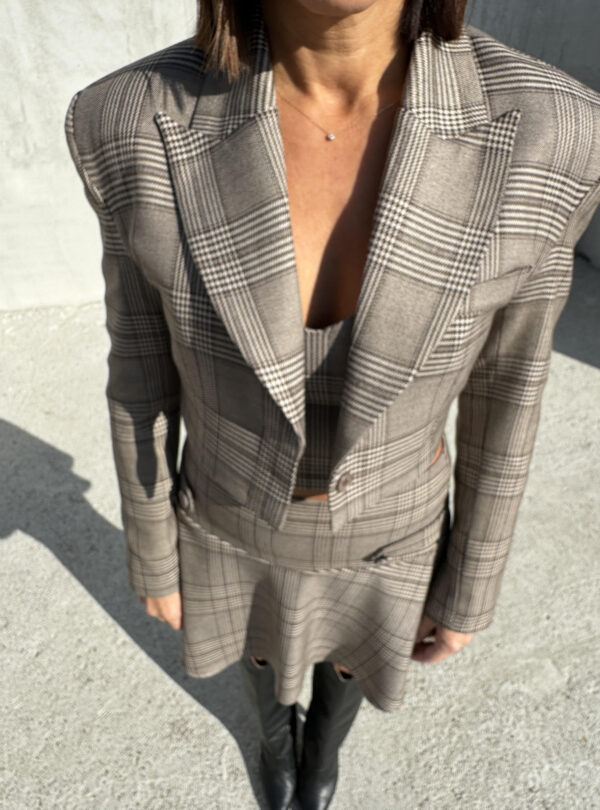 Kratak karirani trendi sako zemljanih tonova