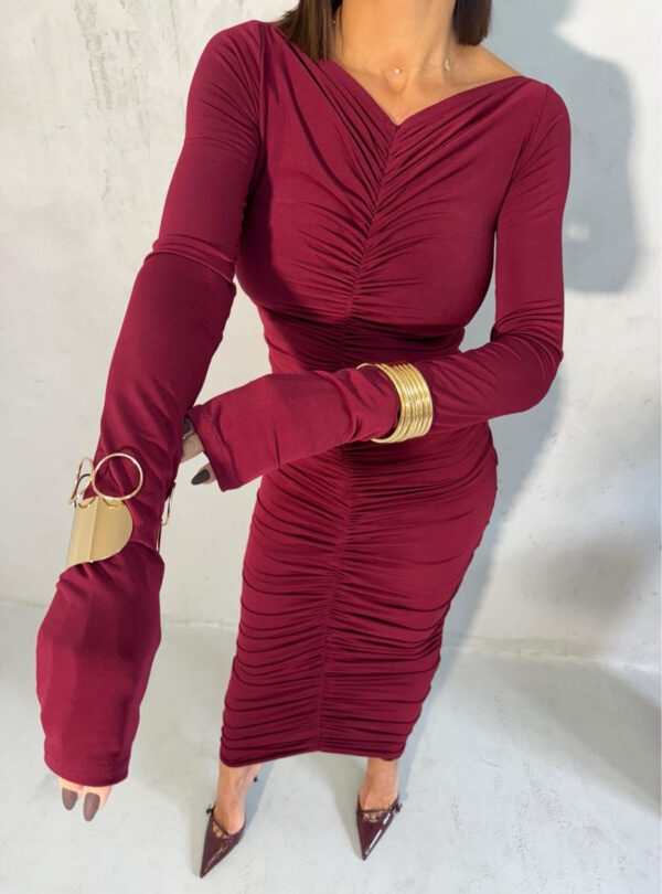 Duga uska naborana haljina dugih rukava bordo boje