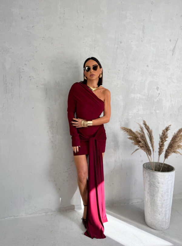 Elegantna mini asimetrična bordo haljina sa jednim rukavom i dekorativnim vezivanjem na kukovima