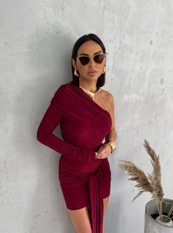 Elegantna mini asimetrična bordo haljina sa jednim rukavom i dekorativnim vezivanjem na kukovima