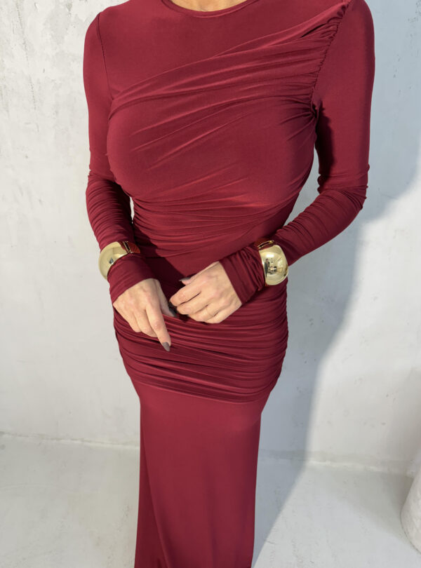 Duga uska elegantna bordo haljina dugih rukava sa naborima preko grudi i bokova