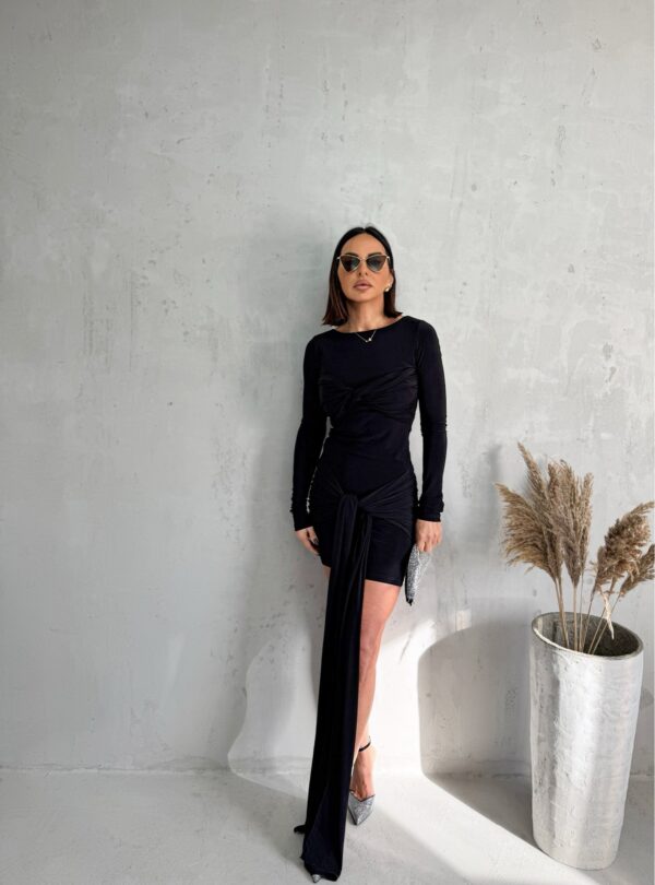 Mala crna haljina dugih rukava sa dekorativnim isprepletanim trakama preko grudi i trakama na vezivanje preko bokova