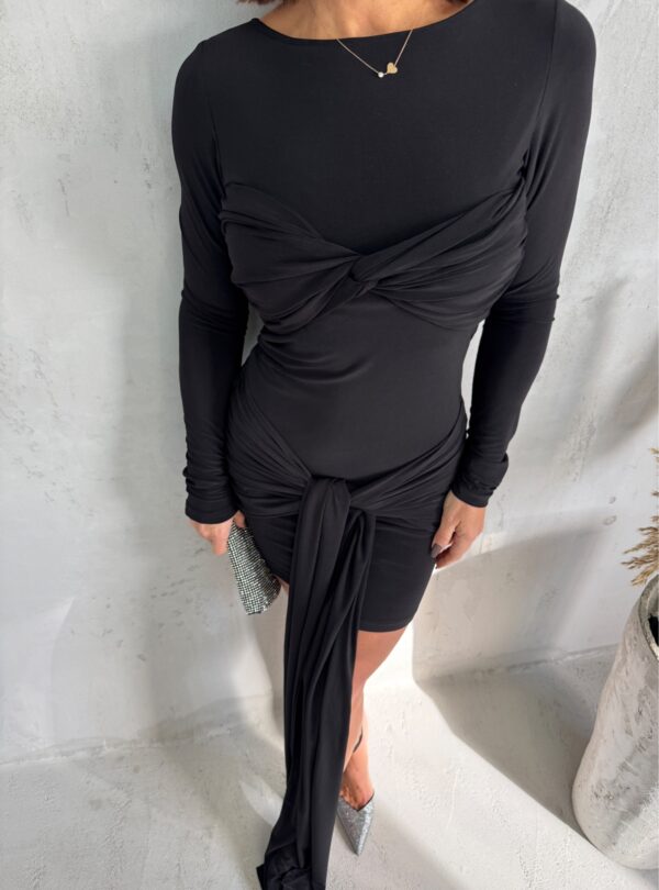 Mala crna haljina dugih rukava sa dekorativnim isprepletanim trakama preko grudi i trakama na vezivanje preko bokova