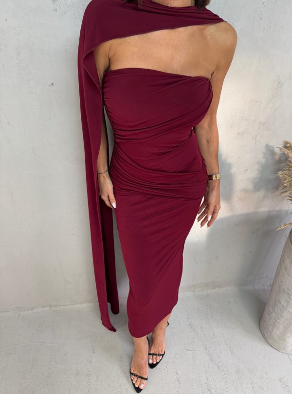 Midi bordo uska haljina od likre bez bretela sa naboranim detaljima i dugim plaštom ispod kolena