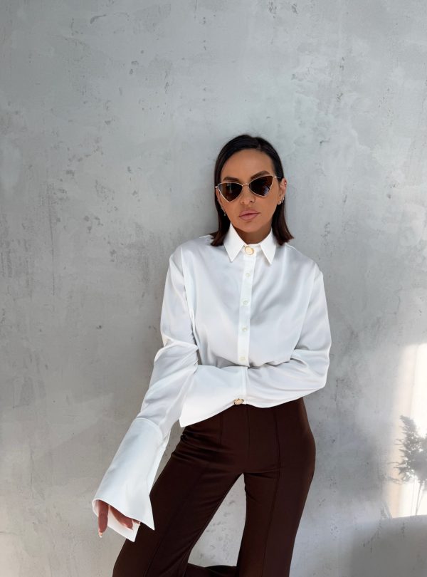 Bela basic košulja visokih manžetni istaknutih zlatnih dugmadi