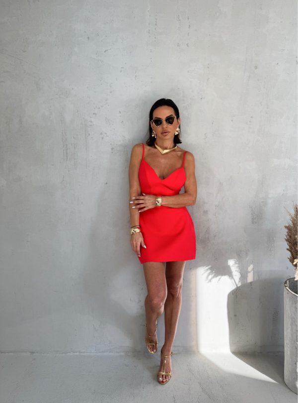 Mini crvena elegantna strukirana haljina na bretele sa V dekolteom otvorenih leđa