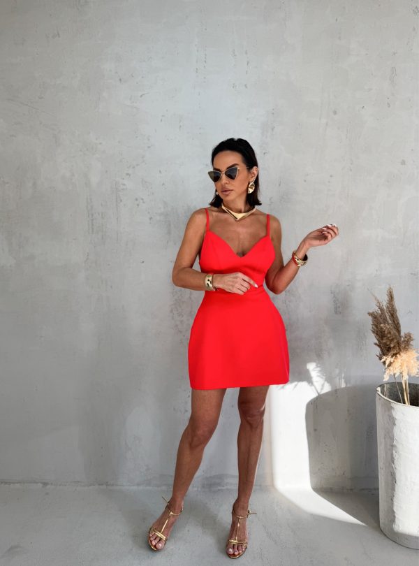 Mini crvena elegantna strukirana haljina na bretele sa V dekolteom otvorenih leđa