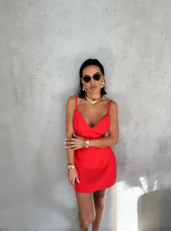 Mini crvena elegantna strukirana haljina na bretele sa V dekolteom otvorenih leđa