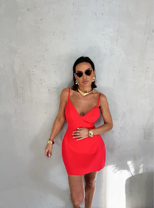 Mini crvena elegantna strukirana haljina na bretele sa V dekolteom otvorenih leđa
