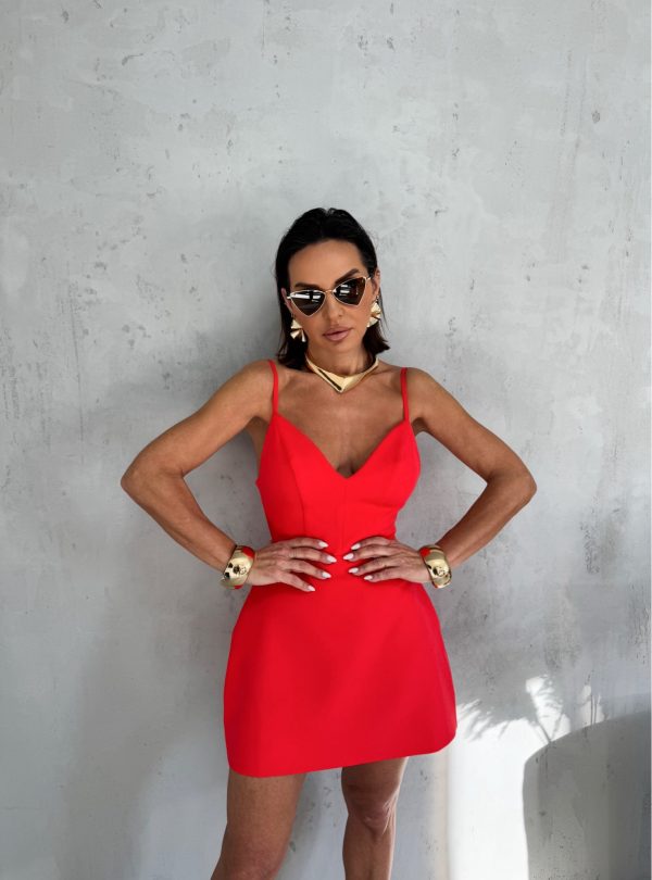Mini crvena elegantna strukirana haljina na bretele sa V dekolteom otvorenih leđa