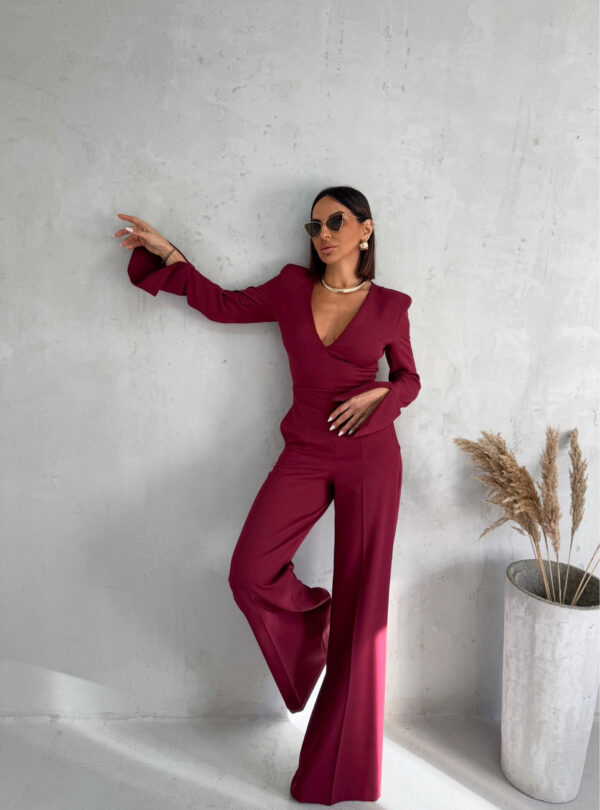 Bordo kombinezon dugih rasečenih rukava i zvonastih nogavica sa V dekolteom
