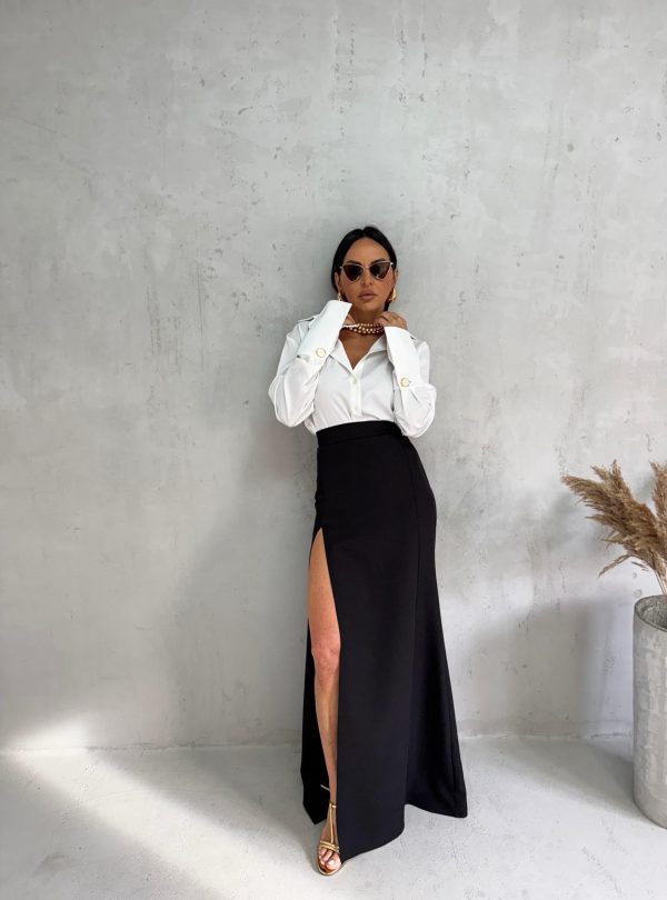 Duga crna suknja visokog struka sa dubokim šlicem sa strane