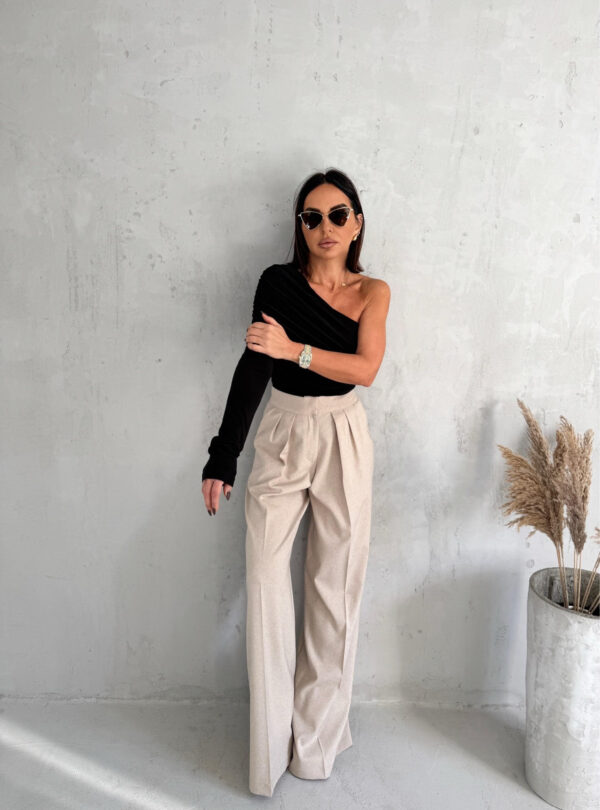 Crna trendi asimetrična bluza sa jednim rukavom i naborom preko grudi