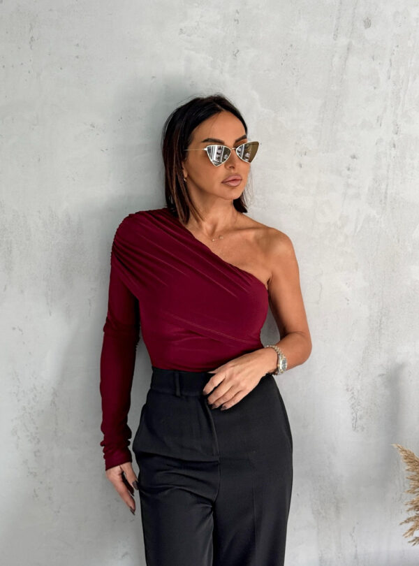 Bordo trendi asimetrična bluza sa jednim rukavom i naborom preko grudi