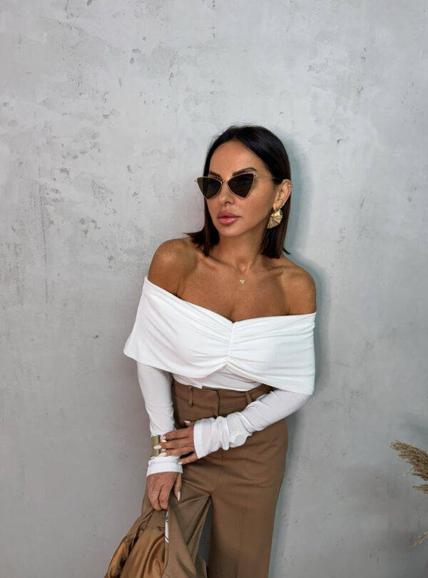 Bela trendi bluza dugih rukava i spuštenih ramena