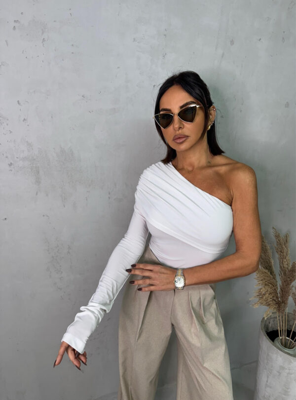 Bela trendi asimetrična bluza sa jednim rukavom i naborom preko grudi