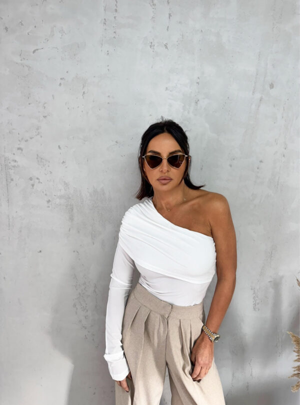 Bela trendi asimetrična bluza sa jednim rukavom i naborom preko grudi