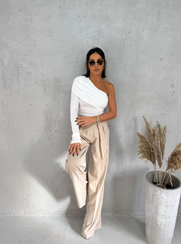 Bela trendi asimetrična bluza sa jednim rukavom i naborom preko grudi
