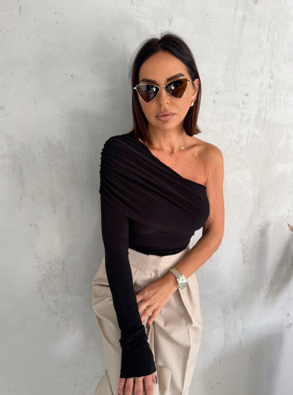 Crna trendi asimetrična bluza sa jednim rukavom i naborom preko grudi