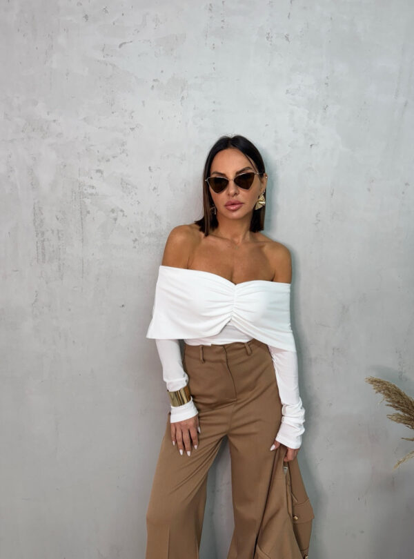 Bela trendi bluza dugih rukava i spuštenih ramena