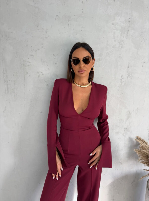 Bordo kombinezon dugih rasečenih rukava i zvonastih nogavica sa V dekolteom