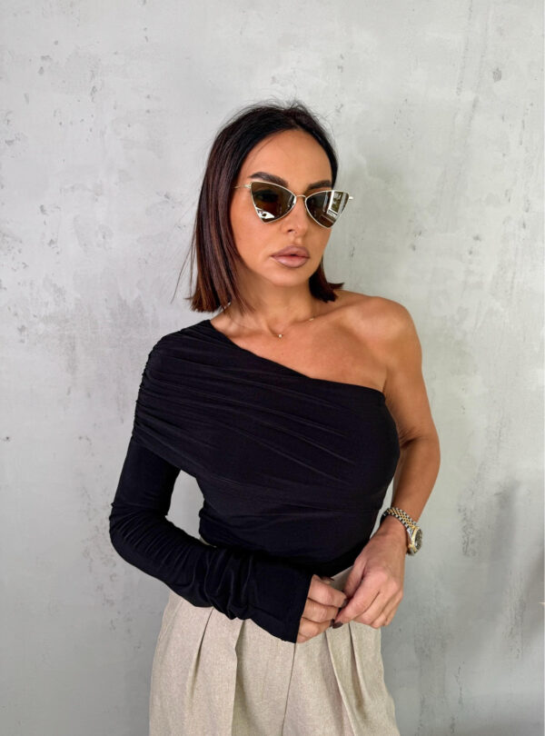 Crna trendi asimetrična bluza sa jednim rukavom i naborom preko grudi