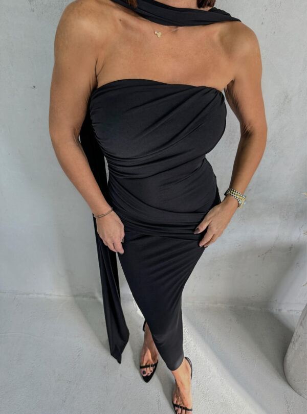 Midi crna uska haljina od likre bez bretela sa naboranim detaljima i dugim plaštom ispod kolena