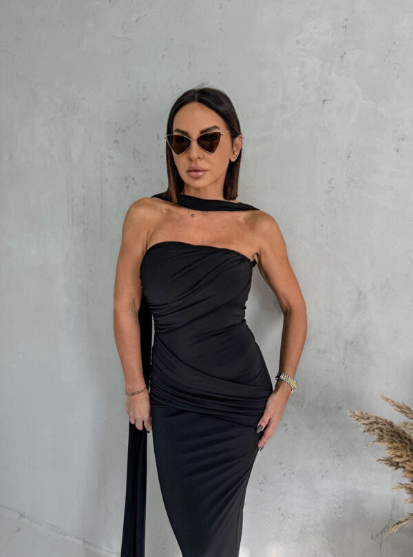 Midi crna uska haljina od likre bez bretela sa naboranim detaljima i dugim plaštom ispod kolena