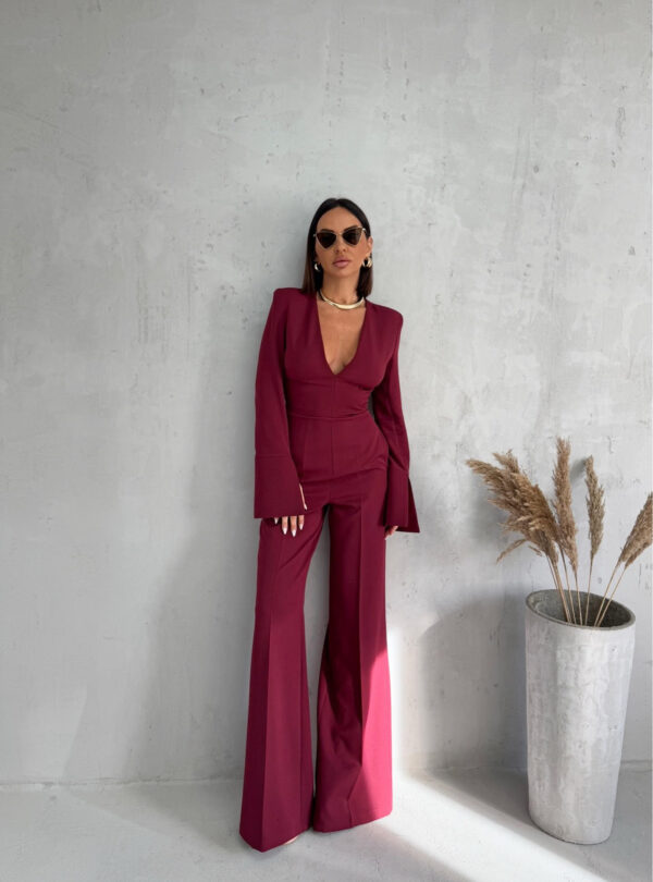 Bordo kombinezon dugih rasečenih rukava i zvonastih nogavica sa V dekolteom