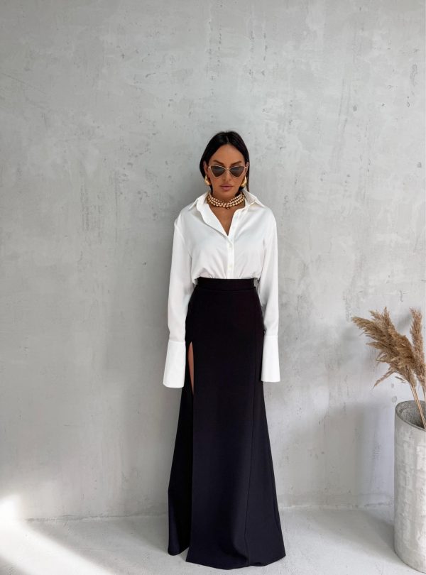 Duga crna suknja visokog struka sa dubokim šlicem sa strane