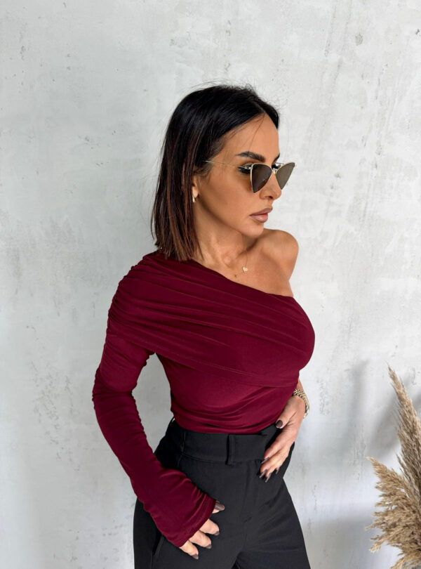 Bordo trendi asimetrična bluza sa jednim rukavom i naborom preko grudi