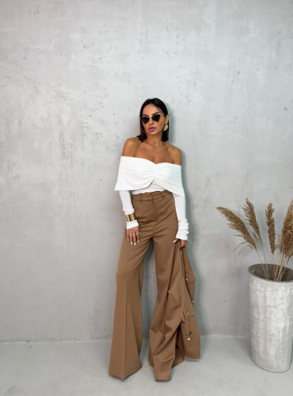 Bela trendi bluza dugih rukava i spuštenih ramena