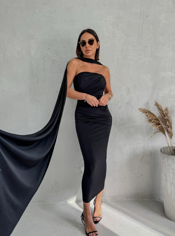 Midi crna uska haljina od likre bez bretela sa naboranim detaljima i dugim plaštom ispod kolena