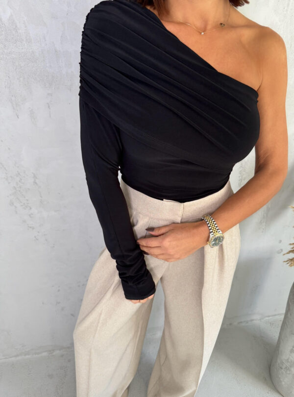 Crna trendi asimetrična bluza sa jednim rukavom i naborom preko grudi
