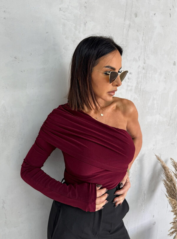 Bordo trendi asimetrična bluza sa jednim rukavom i naborom preko grudi