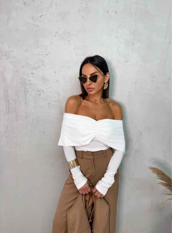 Bela trendi bluza dugih rukava i spuštenih ramena