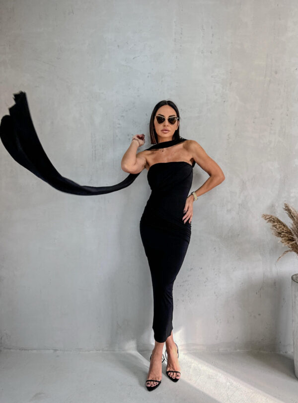 Midi crna uska haljina od likre bez bretela sa naboranim detaljima i dugim plaštom ispod kolena