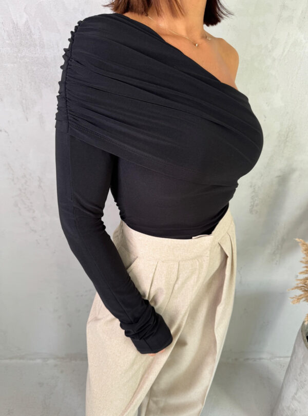 Crna trendi asimetrična bluza sa jednim rukavom i naborom preko grudi