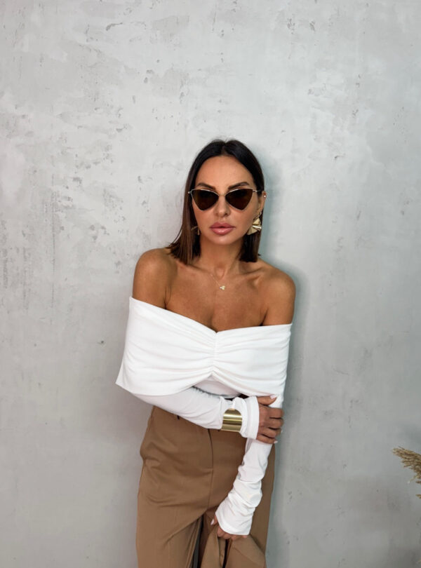 Bela trendi bluza dugih rukava i spuštenih ramena