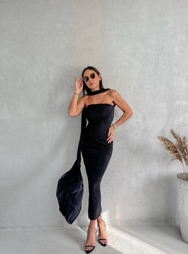 Midi crna uska haljina od likre bez bretela sa naboranim detaljima i dugim plaštom ispod kolena