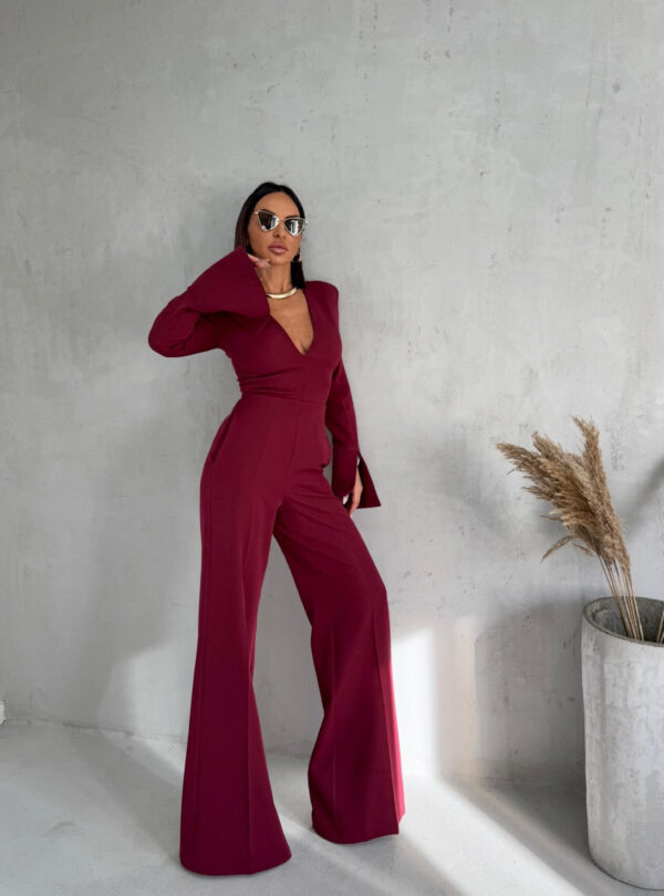 Bordo kombinezon dugih rasečenih rukava i zvonastih nogavica sa V dekolteom