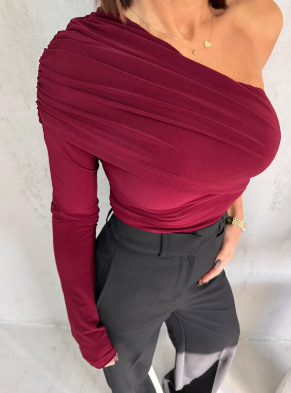 Bordo trendi asimetrična bluza sa jednim rukavom i naborom preko grudi