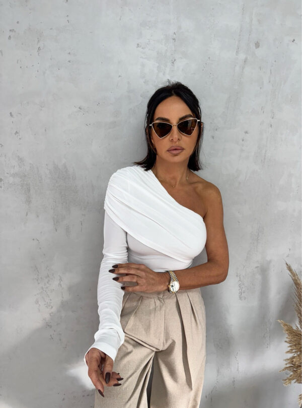 Bela trendi asimetrična bluza sa jednim rukavom i naborom preko grudi