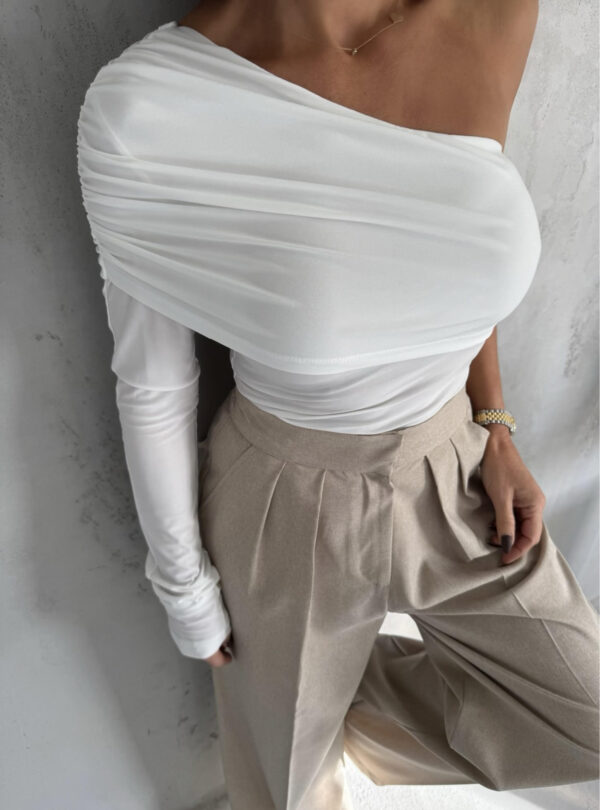 Bela trendi asimetrična bluza sa jednim rukavom i naborom preko grudi