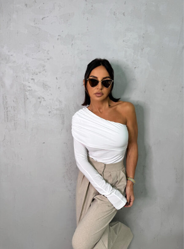 Bela trendi asimetrična bluza sa jednim rukavom i naborom preko grudi