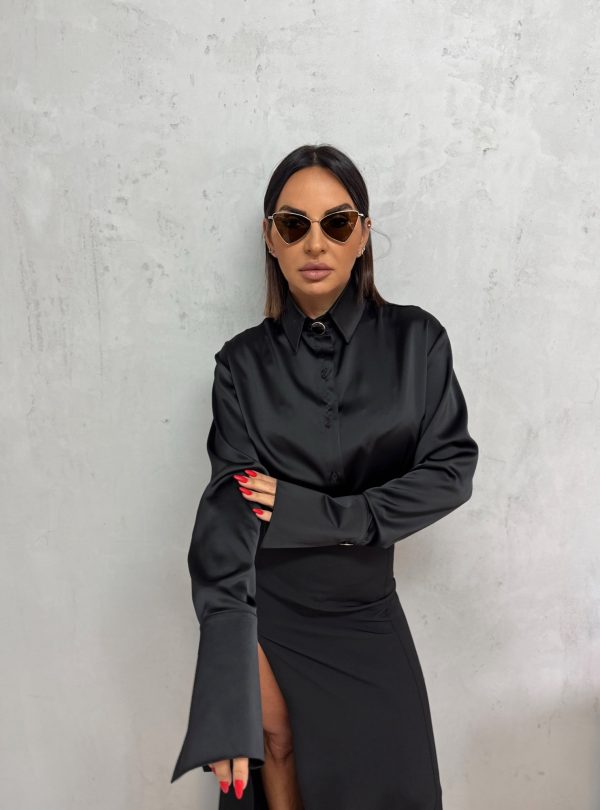 Crna basic košulja visokih manžetni istaknutih zlatnih dugmadi