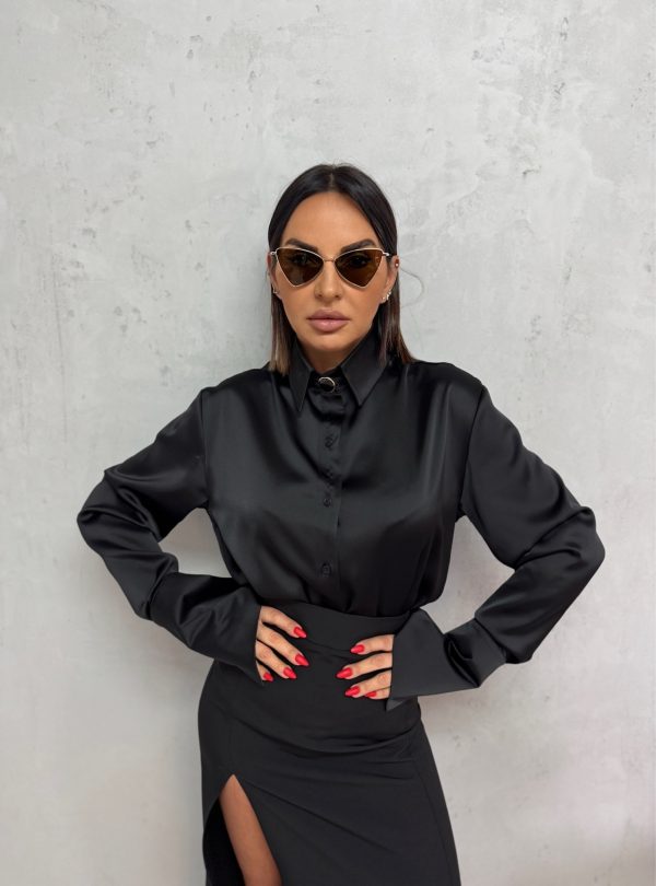 Crna basic košulja visokih manžetni istaknutih zlatnih dugmadi
