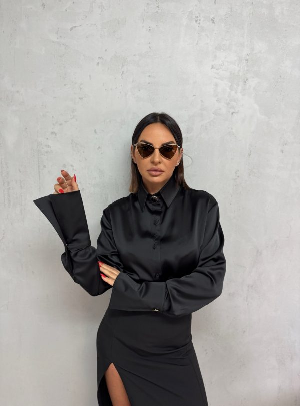 Crna basic košulja visokih manžetni istaknutih zlatnih dugmadi