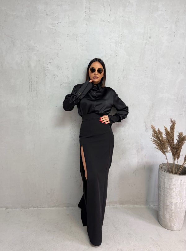 Crna basic košulja visokih manžetni istaknutih zlatnih dugmadi