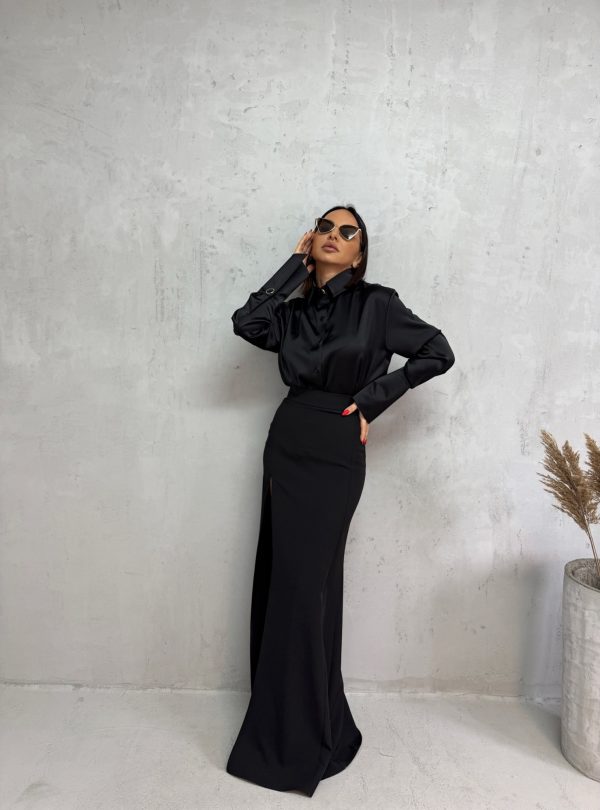 Crna basic košulja visokih manžetni istaknutih zlatnih dugmadi